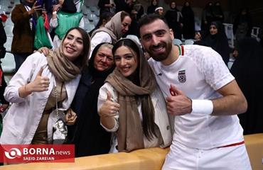 <span class='caption-tdf'></span> حضور زنان با پرچم‌های ایران در دیدار تیم ملی فوتسال ایران و ازبکستان