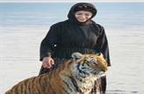 دختری ایستاده با ببر+عکس