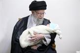 اذان و اقامه گفتن رهبر انقلاب در گوش نوزاد شهید حمزه جهاندیده|عکس و کلیپ