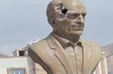 اقدامی تاسف برانگیز/تخریب تندیس استاد بهمن بیگی در دوگنبدان/تصویر
